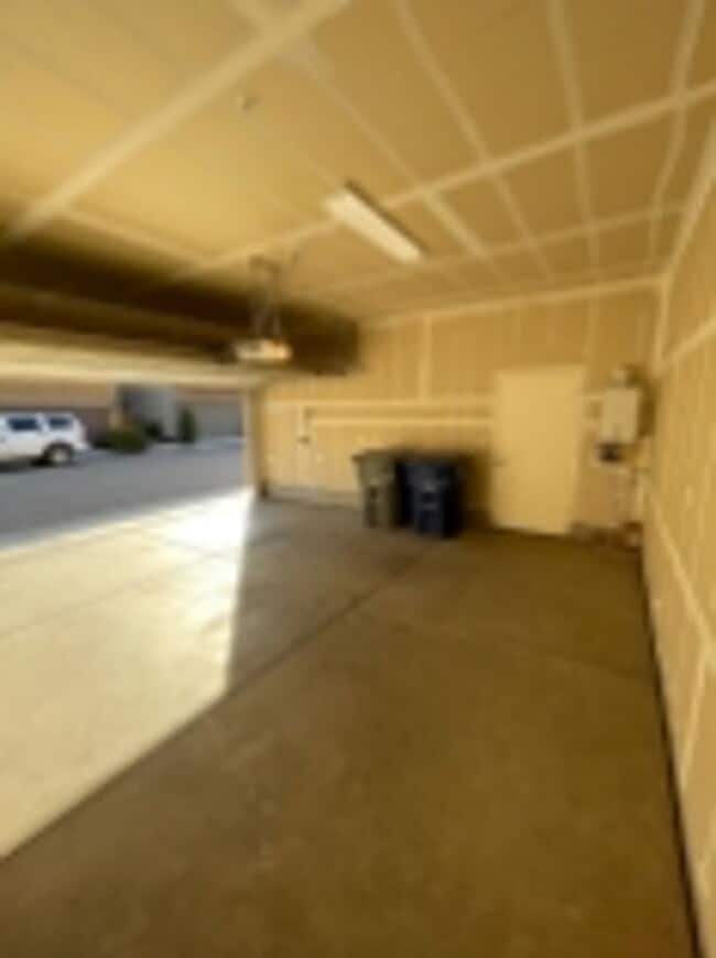 Building Photo - Beautiful 3 bedroom / 2.5 Bathroom for ren...