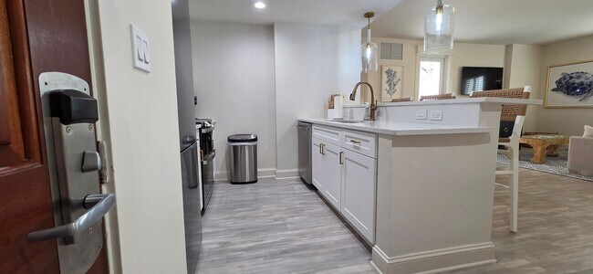 Building Photo - Recently remodeled condo near Baytown Wharf.