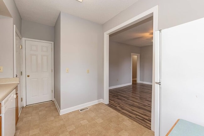 Building Photo - College Street