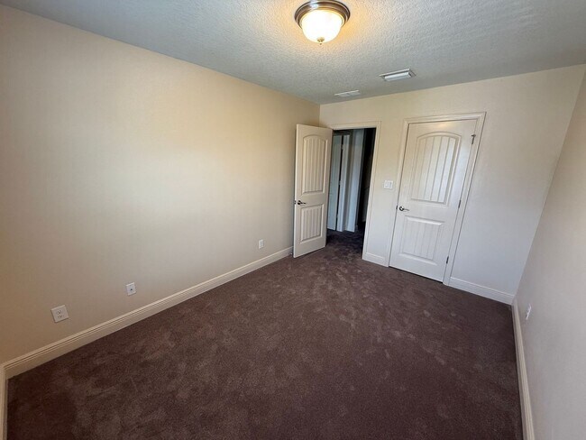Building Photo - Pensacola - Weatherstone - 4 bedroom, 2.5 ...