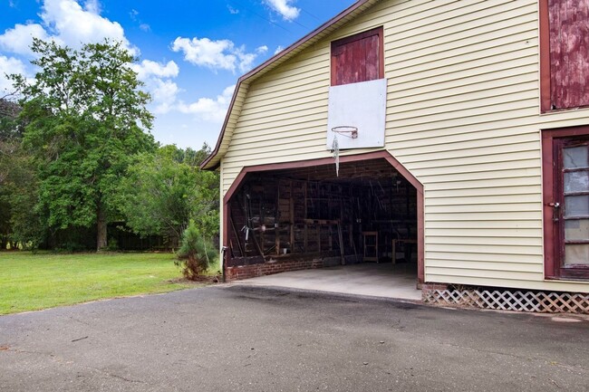 Building Photo - *FOR RENT* Beautifully Updated Home in Pri...