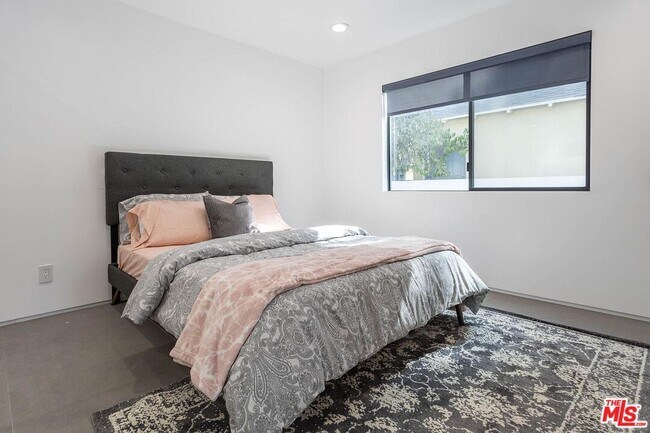 Building Photo - 1948 S Point View St