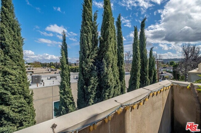 Building Photo - 15206 Burbank Blvd