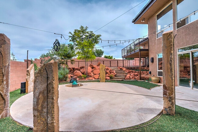 Building Photo - Gorgeous, Custom 4 bed, 3 bath Pet-Friendl...