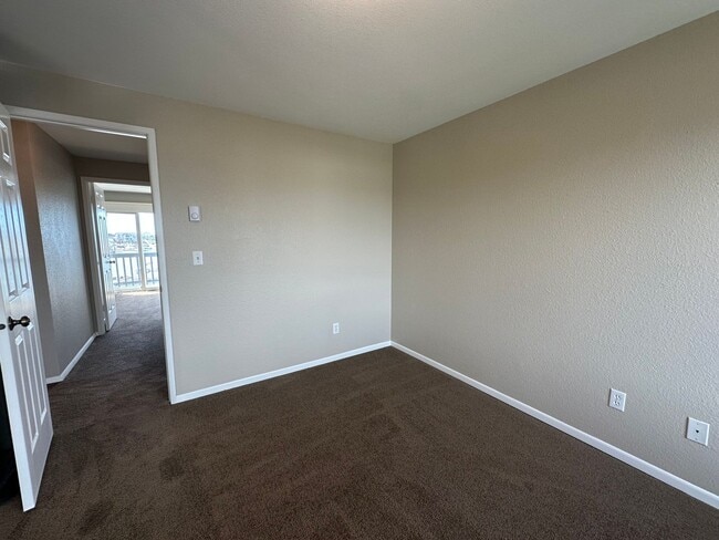 Building Photo - Move-In Special! 1/2 Month off Rent! 2 Bed 2 Bath Waterfront Condo in Sandy Point