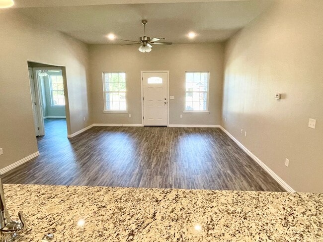 Building Photo - Open Floor Plan 3/2 w/Rural Atmosphere