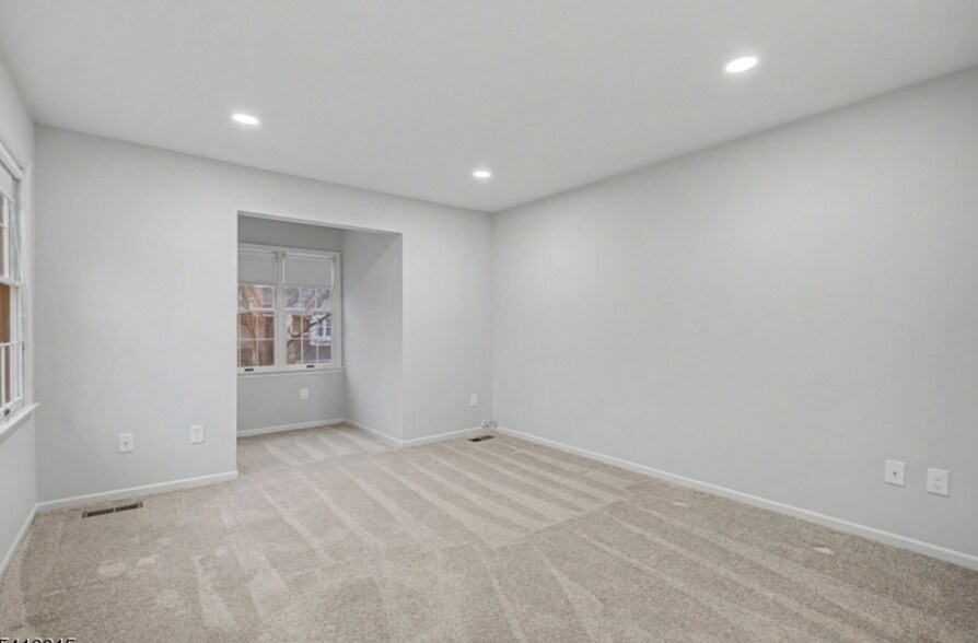 Building Photo - 6 Exeter Rd