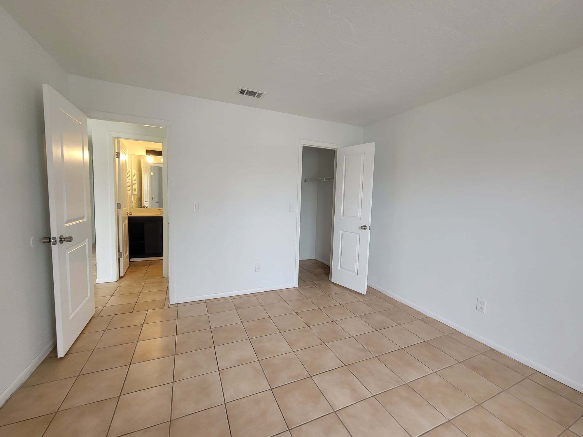 Building Photo - 11049 Pendleton Ave