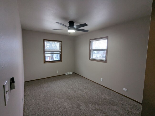 Building Photo - Welcome to your new home! Spacious 3 Bedro...