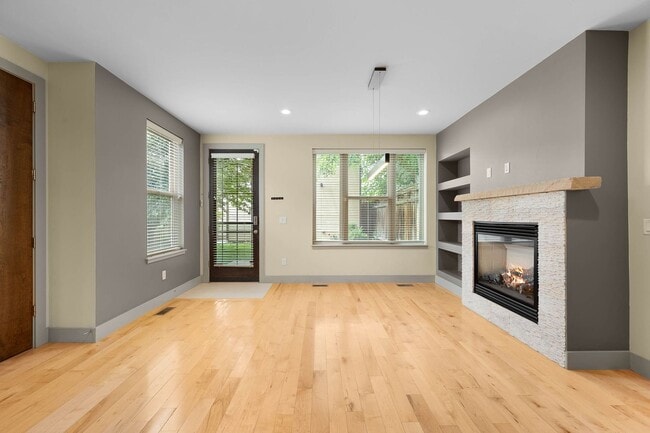 Building Photo - LUX 4BD, 5BA SloHi Home with Finished Base...