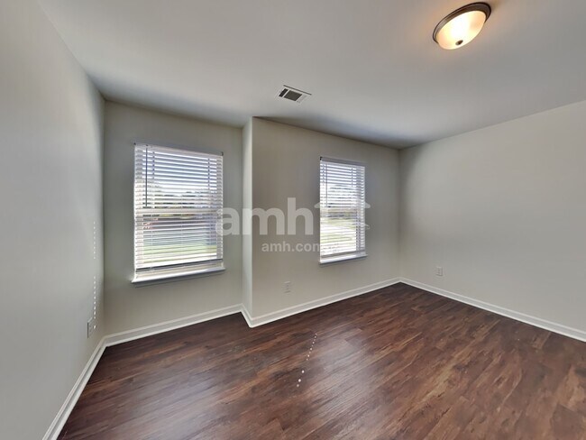 Building Photo - 216 Leland Ln