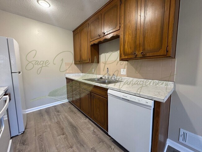 Building Photo - TOWNHOUSE IN BLUE SPRINGS!!!