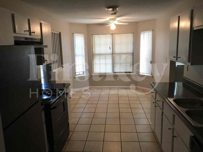 Building Photo - 4018 Glenroy Dr