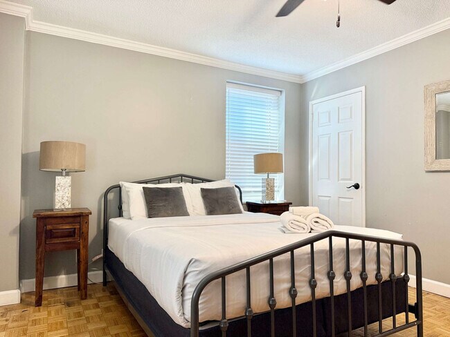 Building Photo - 300 Peachtree Rd NE