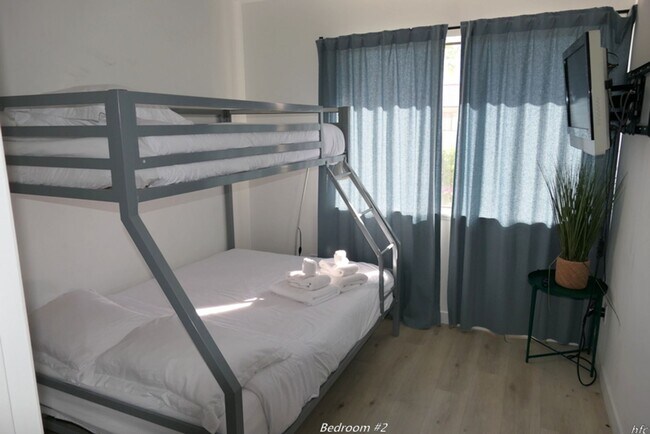 Building Photo - Mountain Shadows AMAZING villa, Seasonal OR Long Term