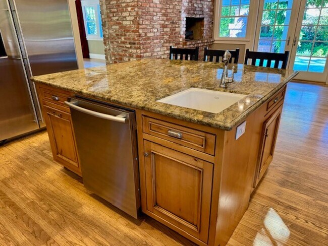 Building Photo - Gorgeous 5 bedroom, 4.5 bath, Westside Dan...