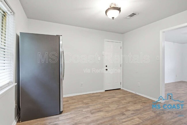Building Photo - 1601 Lewis Ave