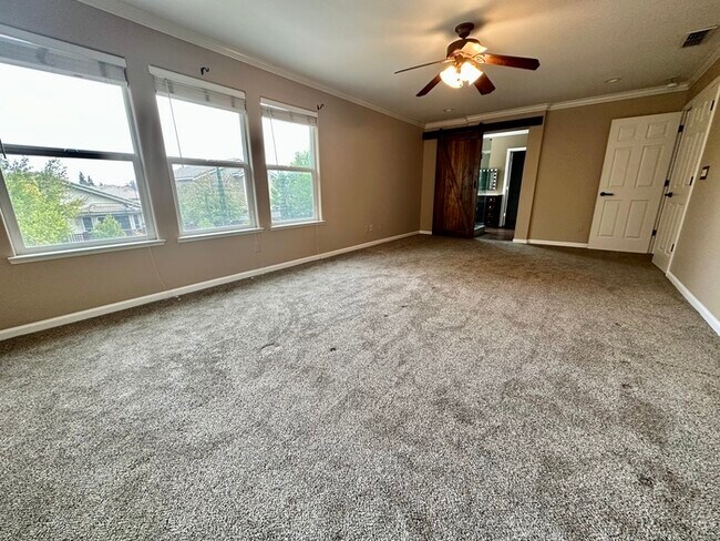 Building Photo - Must See This Beautiful 4 Bedroom 3 Bathro...