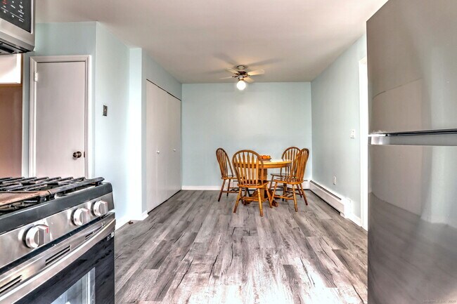 Building Photo - 245 Sunnyridge Ave