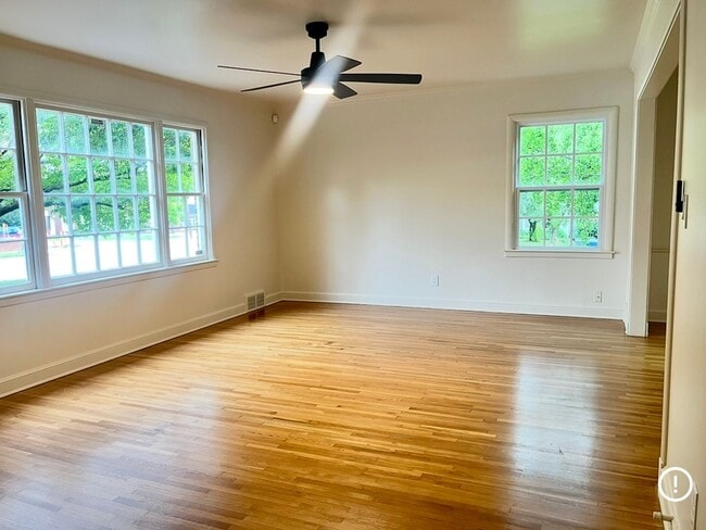 Building Photo - Beautifully updated midtown charmer!
