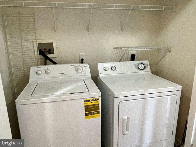 Building Photo - 1930 Cavalier Ln