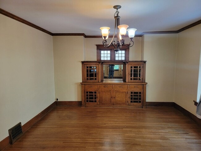 Building Photo - South Hill Home