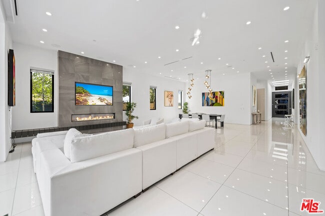 Building Photo - 4458 Mammoth Ave