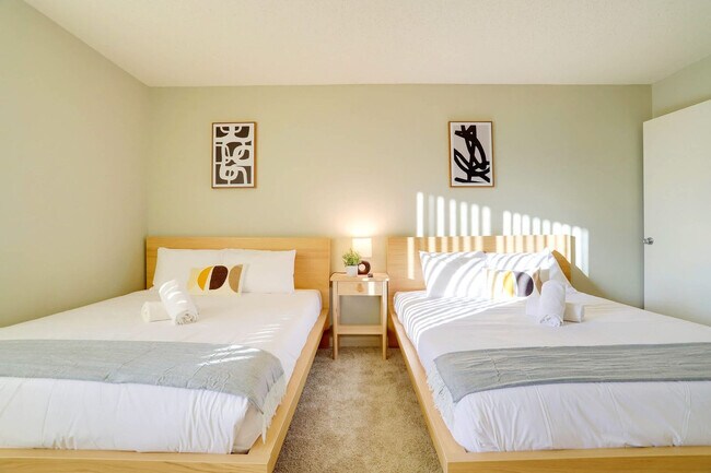 Building Photo - 320 23rd St S