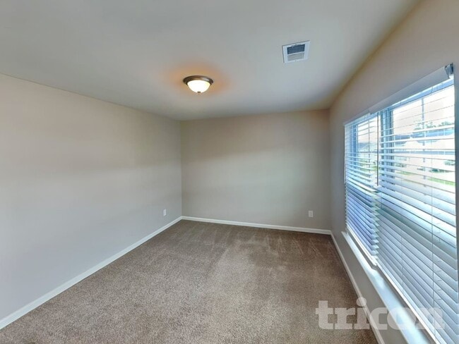 Building Photo - 725 Vanguard St