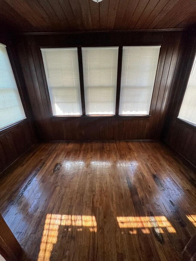 Building Photo - Fully Renovated 3/2 Available for Immediat...
