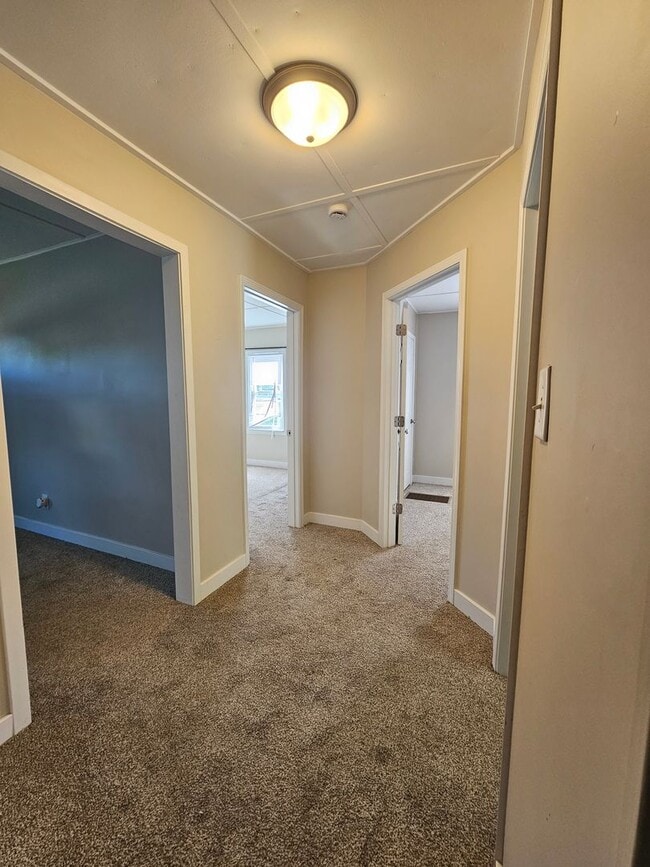 Building Photo - 2 bed 1 bath with Garage
