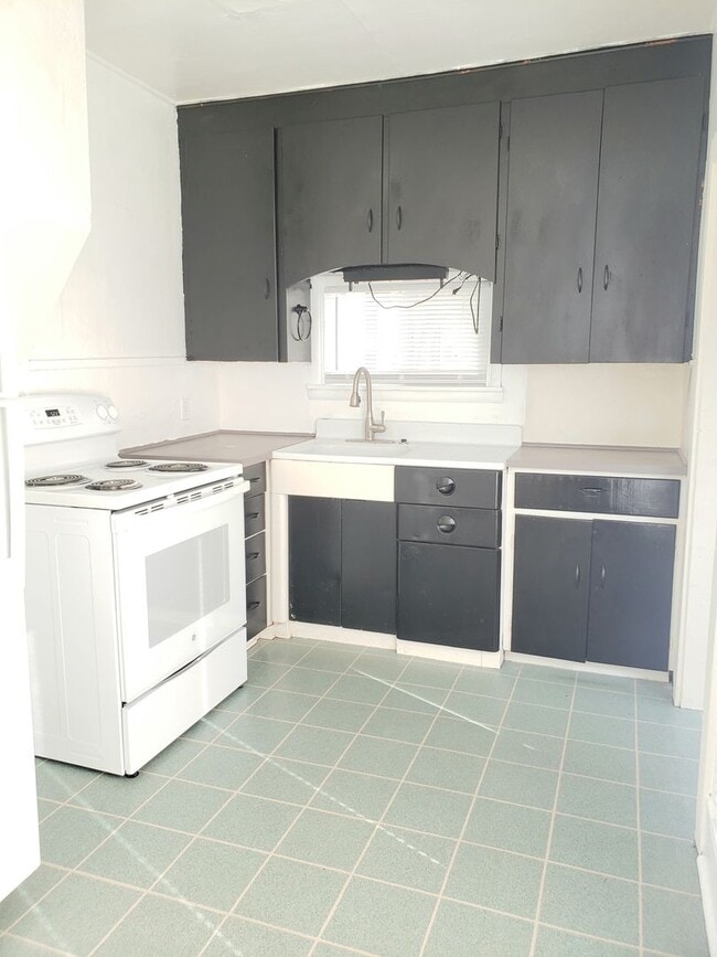 Building Photo - Cozy 1 bed, 1 bath house! Centrally located with washer & dryer!