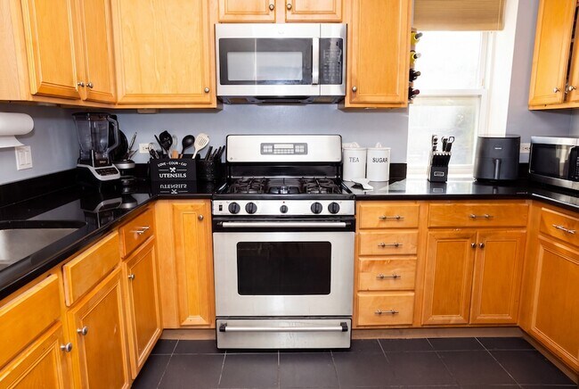 Building Photo - 1021 E 46th St