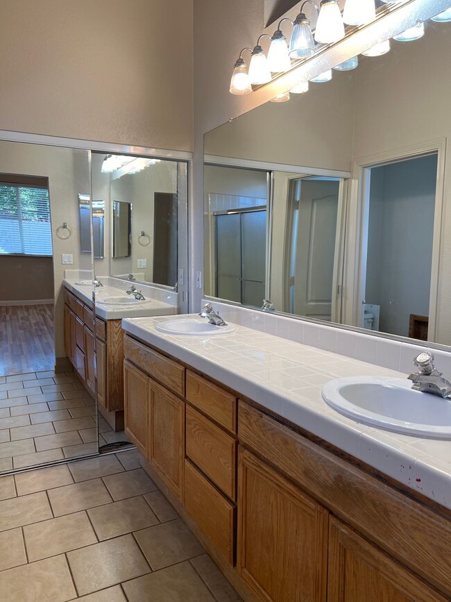 Building Photo - Four Bedroom Two Bathroom Home in Folsom