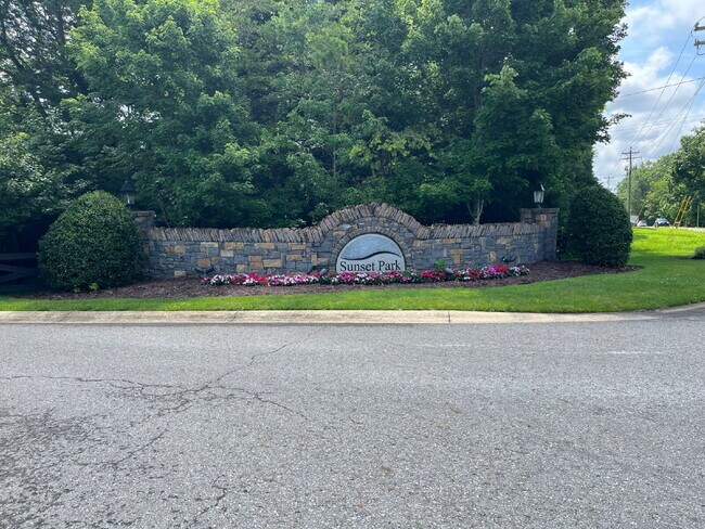 Building Photo - 1682 Sunset Park Dr
