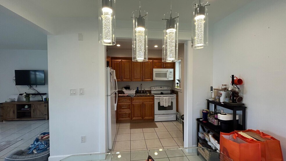 Building Photo - 6790 SW 18th St