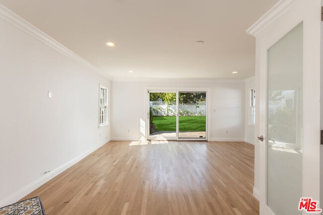 Building Photo - 1557 N Stanley Ave