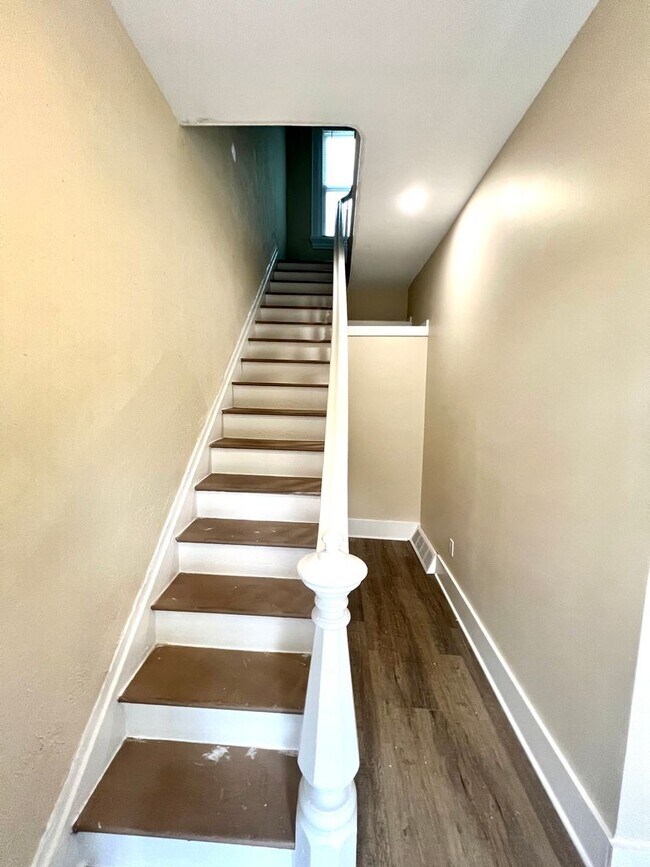 Building Photo - 933 - 320/322 Boggs Avenue