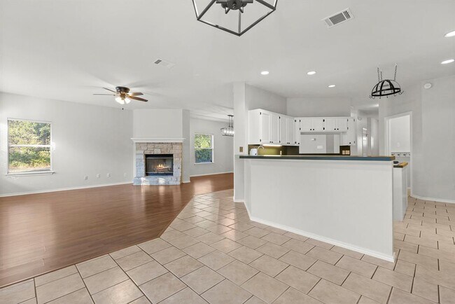 Building Photo - 704 Ridgmar Rd