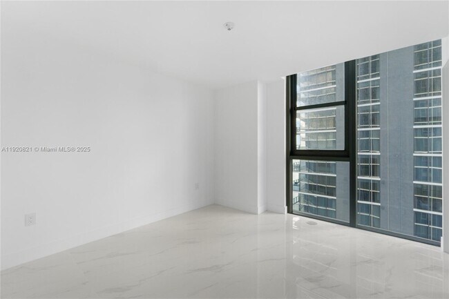 Building Photo - 700 NE 24th St