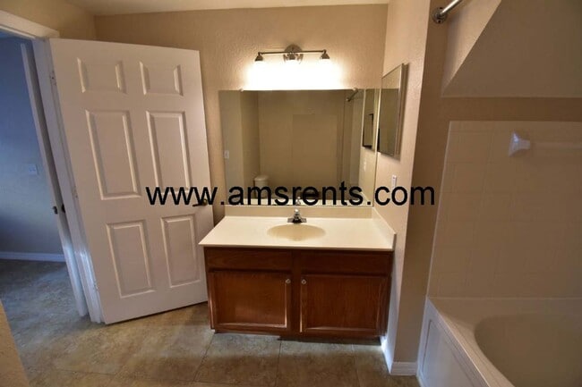 Building Photo - 4 bedroom and 3 bathroom Townhouse