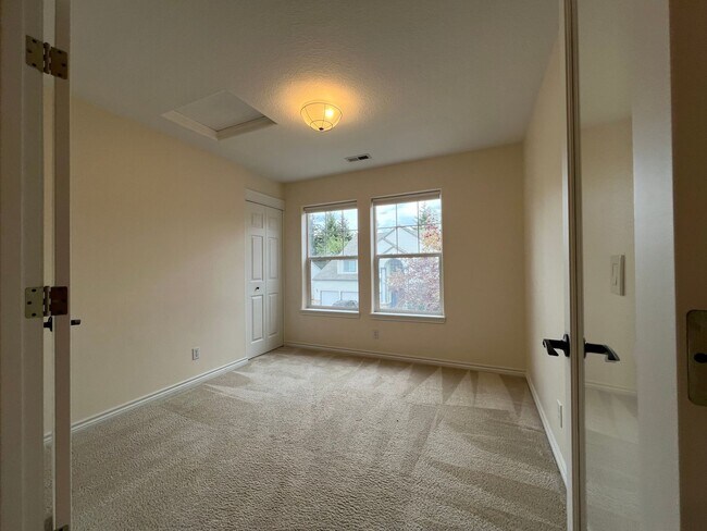 Building Photo - Spacious 4 Bed, 2.5 Bath House!