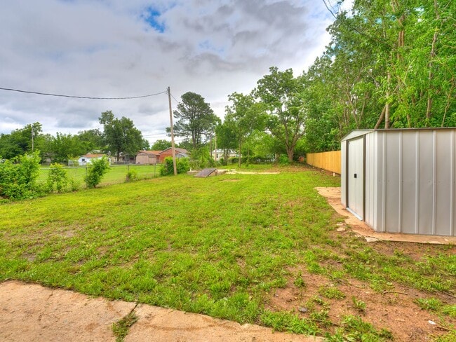 Building Photo - 4 bedroom 2 bath home in Shawnee!