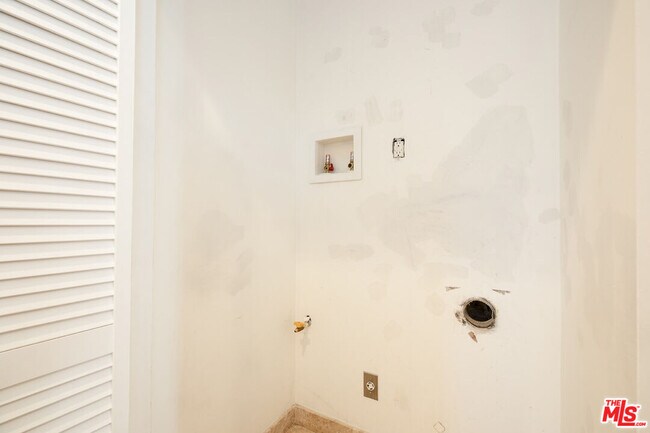 Building Photo - 4216 W Victory Blvd