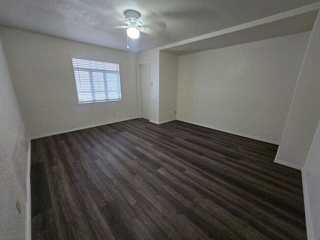 Building Photo - Spacious Home, Pets welcome