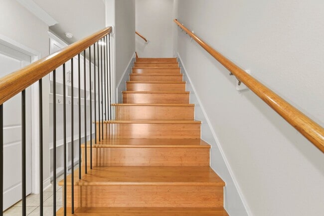 Building Photo - Luxury & Location: Spacious Home Minutes f...