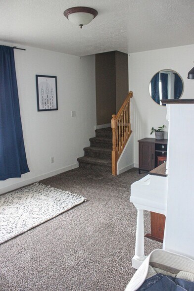Building Photo - 376 W Plum Pl