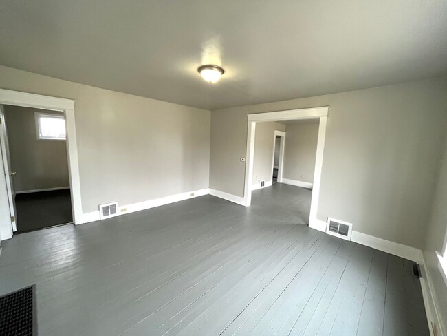 Building Photo - FIVE BEDROOM HOUSE !!. Just a four-minute ...