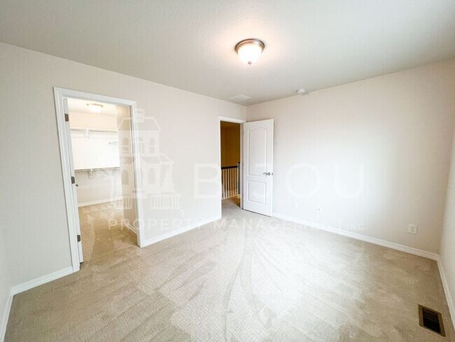 Building Photo - 1167 Solitaire St