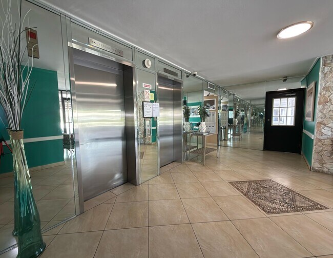 Building Photo - 3100 N Palm Aire Dr